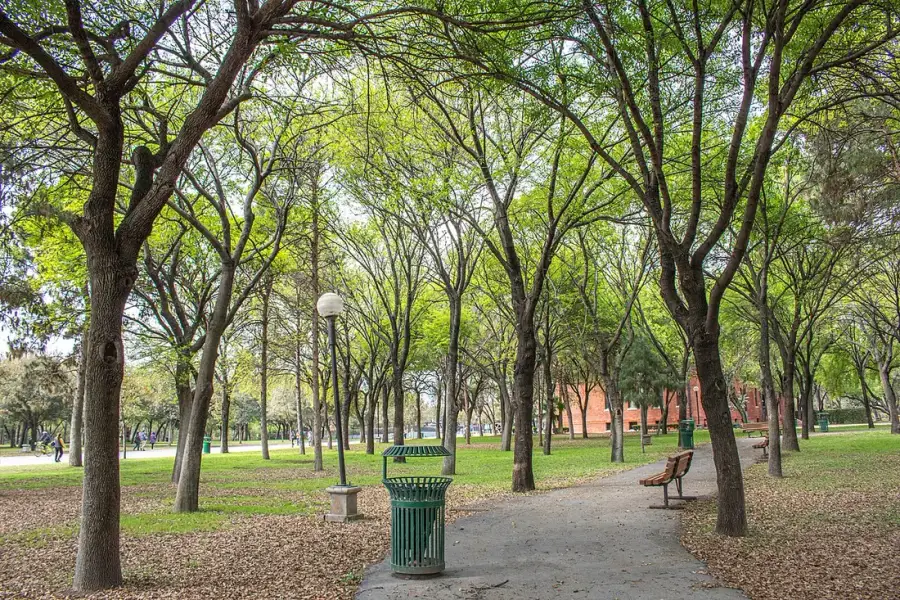 Parque Fundidora con vegetación y estructuras industriales