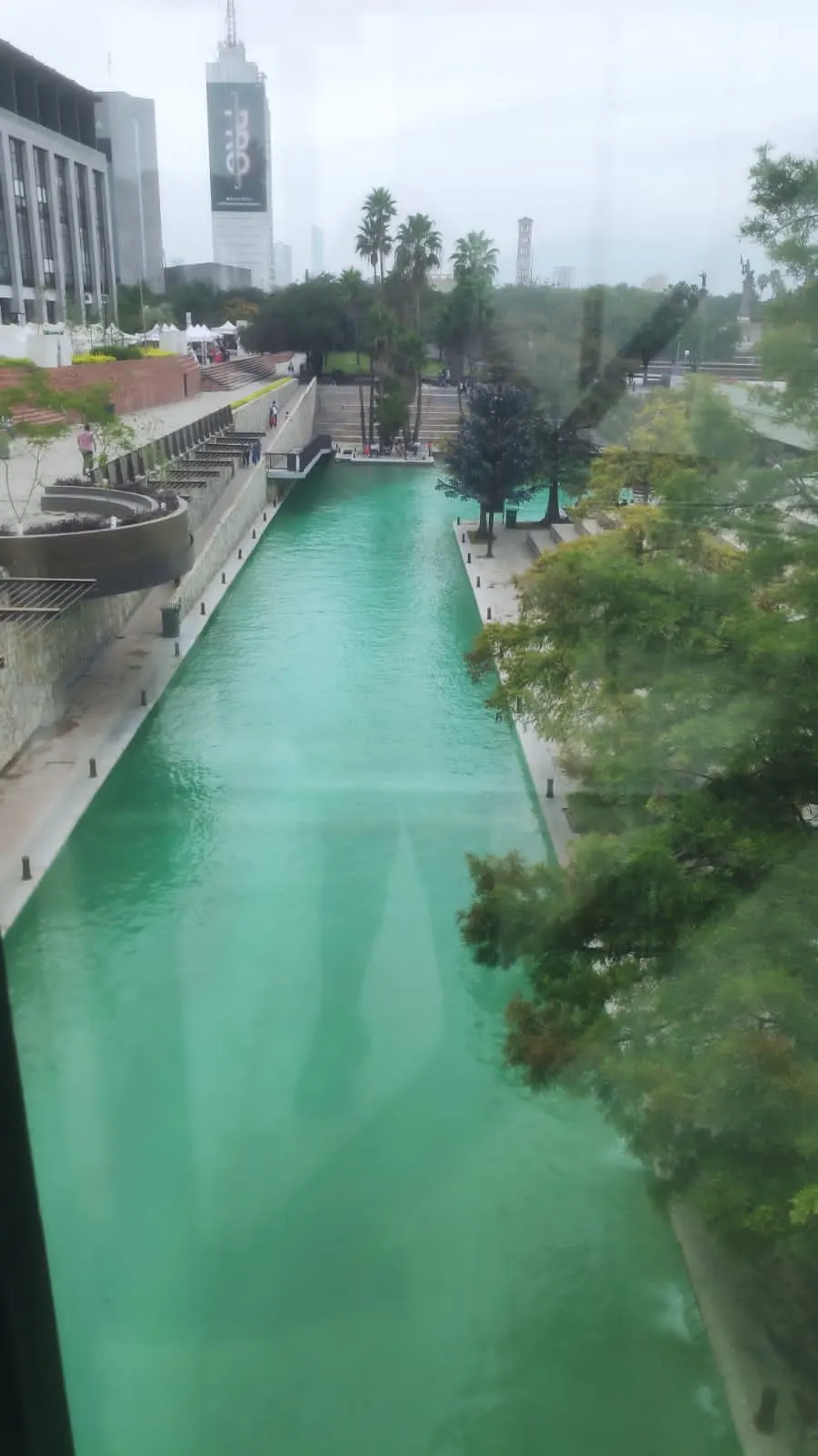 Canal y andador de Paseo Santa Lucía en Monterrey