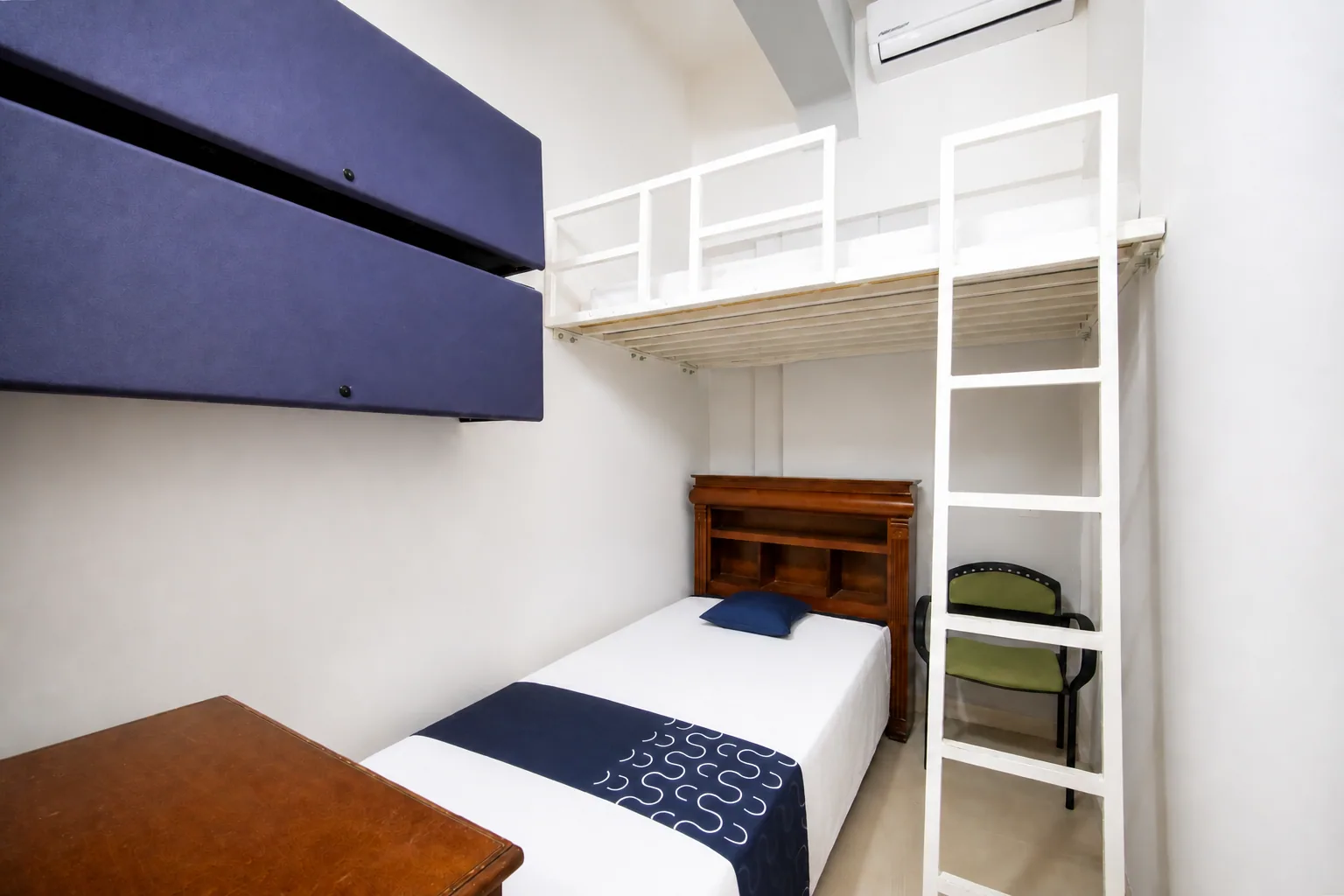 Habitación real para dos personas en el Piso 1, con litera individual y minisplit
