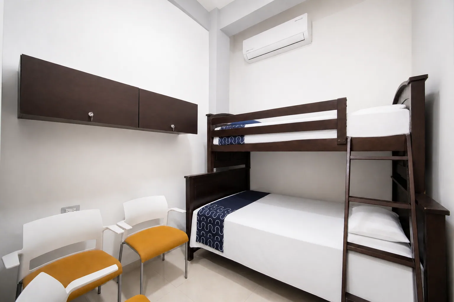 Habitación real para tres personas en el Piso 1, con litera mixta y minisplit