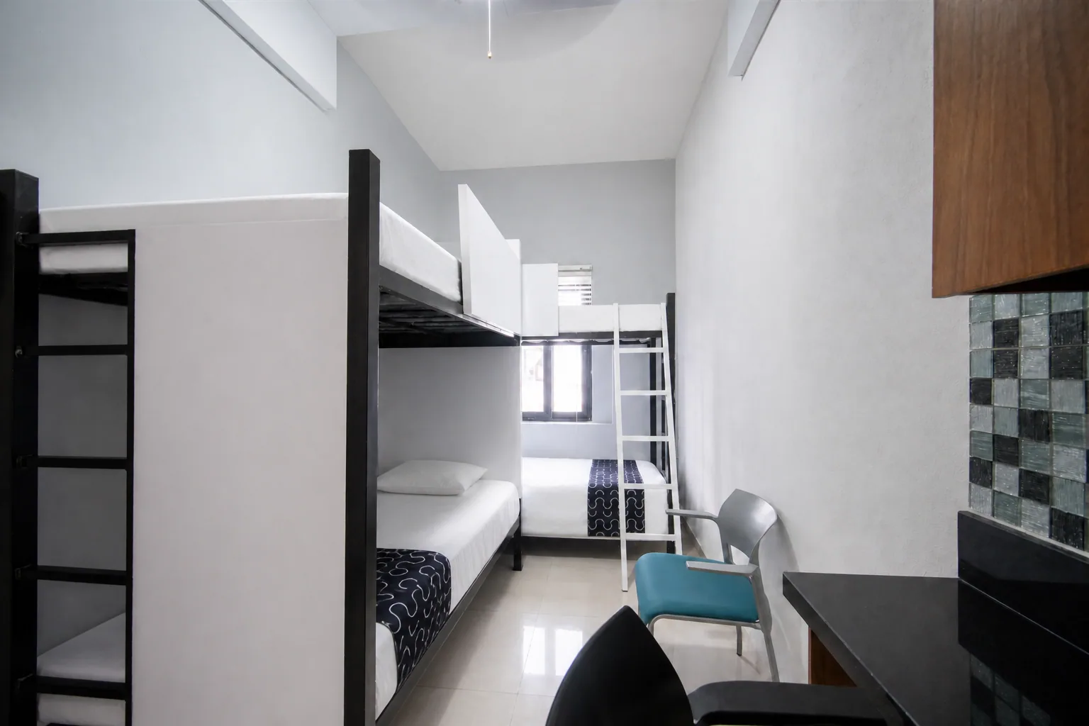 Habitación real para cuatro personas en el Piso 2, con dos literas individuales
