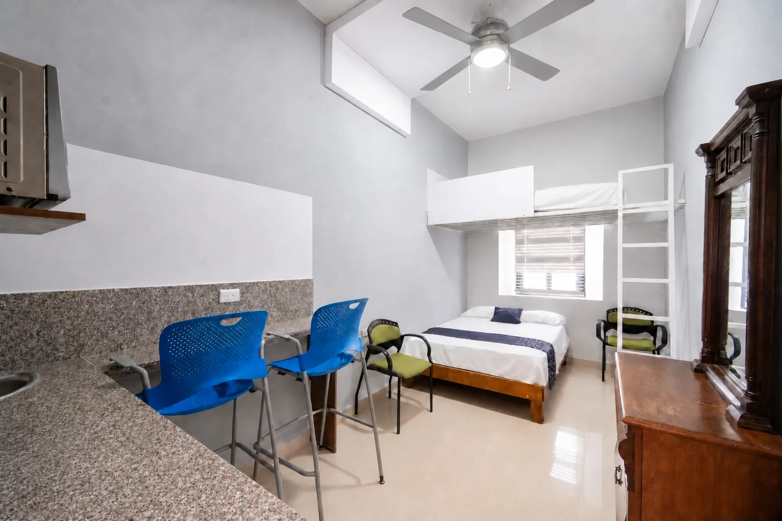 Habitación real para cuatro personas en el Piso 2, con dos literas mixtas